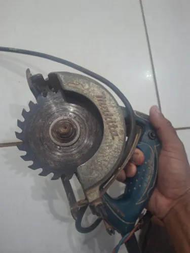 Vendo essa serra mármore makita 150 reais e entrego * chama