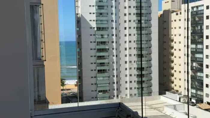 PORTEIRA FECHADA VISTA PARA O MAR EM PRAIA DE ITAPARICA. -