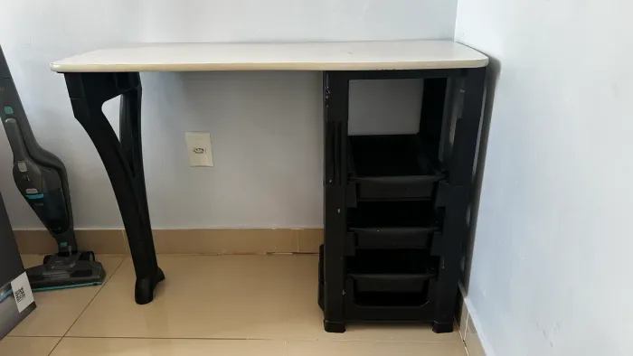 Mesa de manicure e cadeira 