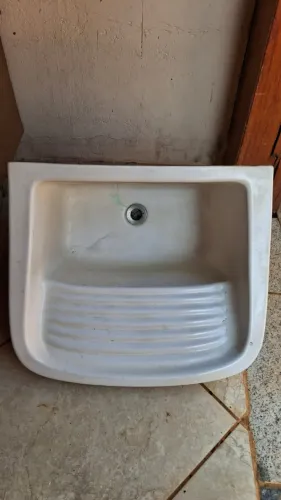 Tanque de louça branco