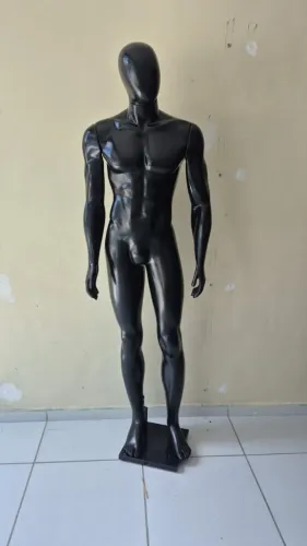 Manequim preto masculino