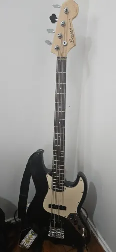 Contrabaixo Jazztone - Headstock igual ao da Fender.