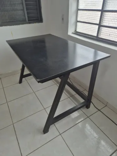 Mesa escrivaninha preta com pés em A, estilo cavalete