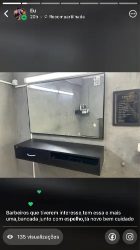 Bancada para barbeiro junto com espelho