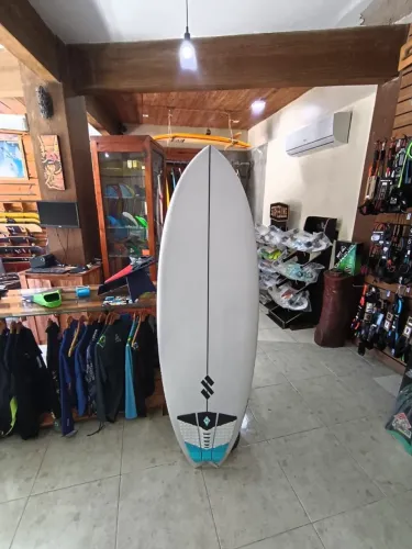 Prancha surf SNAPY semi nova, modelo Summer Joy, branca, 5'9 EPS, Tri quilha, 32,9 litros.