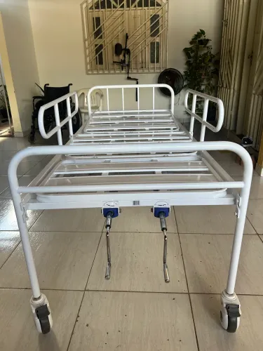 A cama hospitalar de dois movimentos, juntamente com colchão hospitalar impermeável.