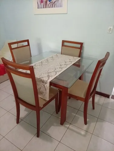 Mesa com 4 cadeiras