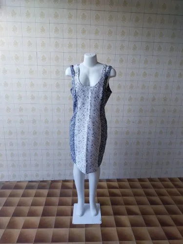 Vestido branco e azul de alças duplas