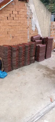 Vendo 330 telhas esmaltadas usadas em ótimas condições 