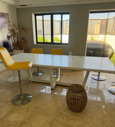 Mesa branca de jantar 10 lugares madeira maciça e design moderno