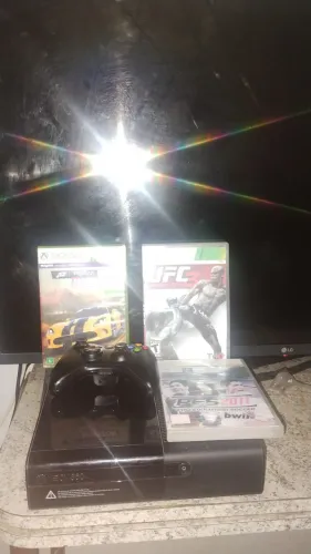 Xbox 360 travado e controle mais 4 jogos original 1 digital e 3 físico