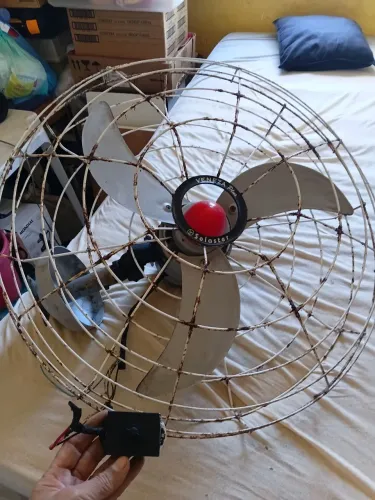 Ventilador de parede muito grande,e todo bom., para igreja,mercado ,falta chave ligar