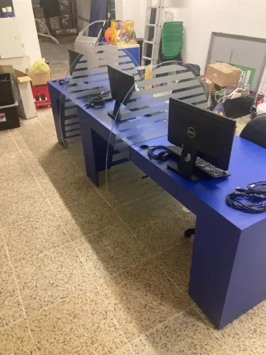 Mesa de atendimento com 3 baias / 92cm cada area / total 2.76m / divisorias de vidro.