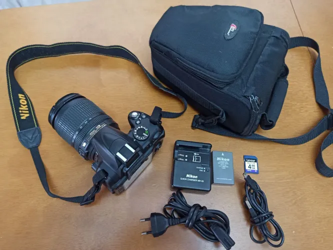 Câmera Fotográfica Nikon D3000 com Lente 18-105mm, Bolsa e Acessórios, Seminovos
