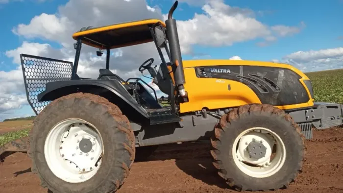 Trator Valtra BM 115 com Guincho - Apenas 484 Horas - 3 Meses de Uso - Estado de Novo