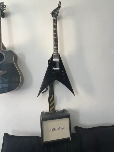 Guitarra Jackson Fly V + Amp Borne