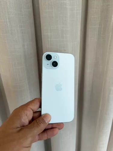 iPhone 15 128 GB, seminovo premium com 89% de bateria.