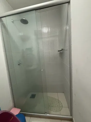 Box de banheiro em excelente estado