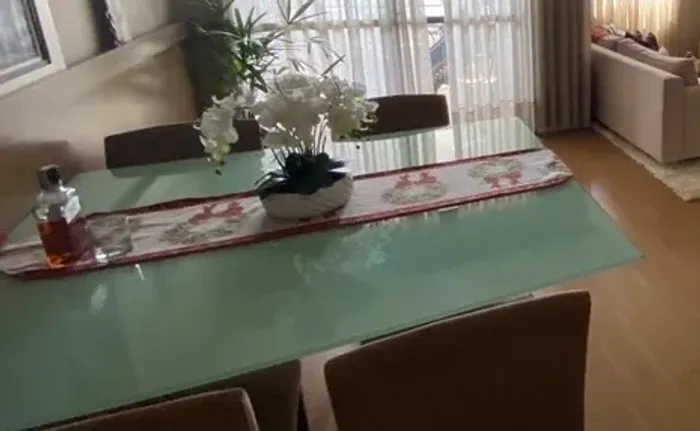 Vendo mesa de vidro (sem cadeiras)