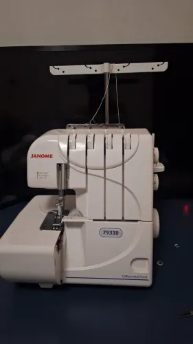Máquina Overlock Janome 7933D