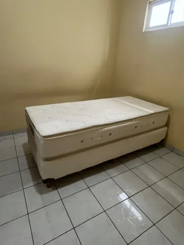 Vendo cama de solteiro box