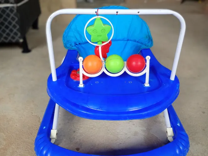 Carrinho de bebê e andandor