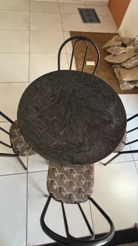 Vendo mesa com 4 cadeiras