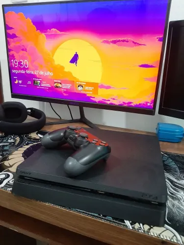 Playstation 4, com 1 controle e 1 jogo.