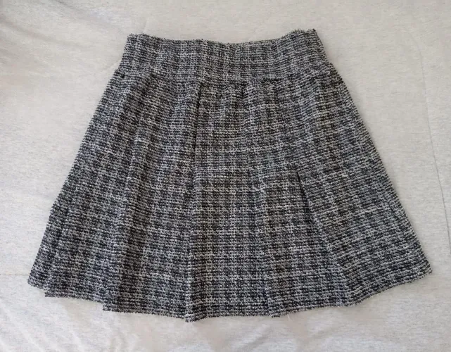 Saia plissada de tweed em tons de preto e branco