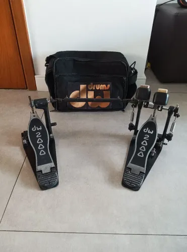 ## Pedal duplo de bateria DW 2000, novíssimo, completo, bag genérico, ótimas condições!!