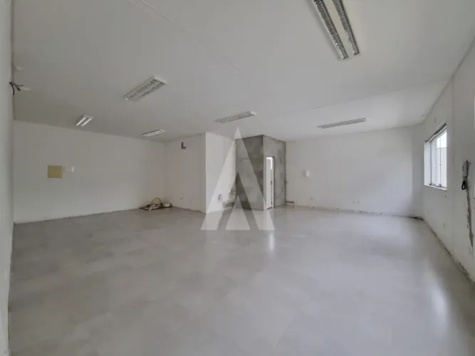 Sala comercial com 4 Sala e 4 Banheiros Sociais no bairro America em Joinville.