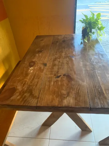 Mesa de madeira rústica