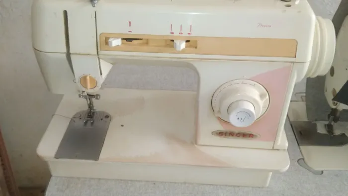 Máquina de costura singer doméstica 