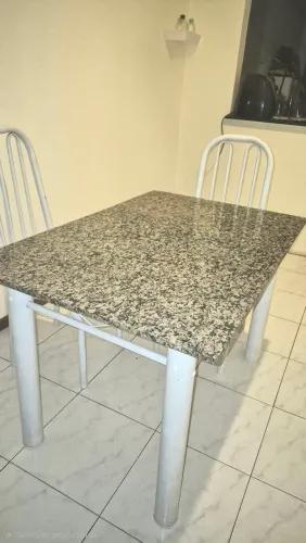 Mesa de granito com 4 cadeiras