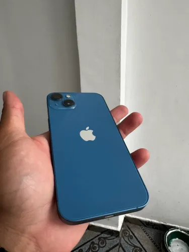 iPhone 13 em excelente estado
