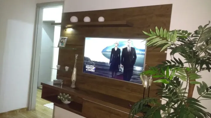 Painel para TV, com nicho e porta basculante.