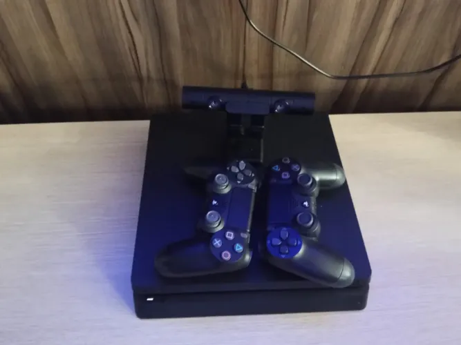 PS4 - com 2 controle dualschok4, com câmera e leitor de disco