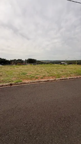 Villa de León 2 - lote plano de 300m2 - Estuda trocas