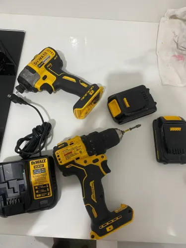 Kit parafusadeira e furadeira dewalt com carregador