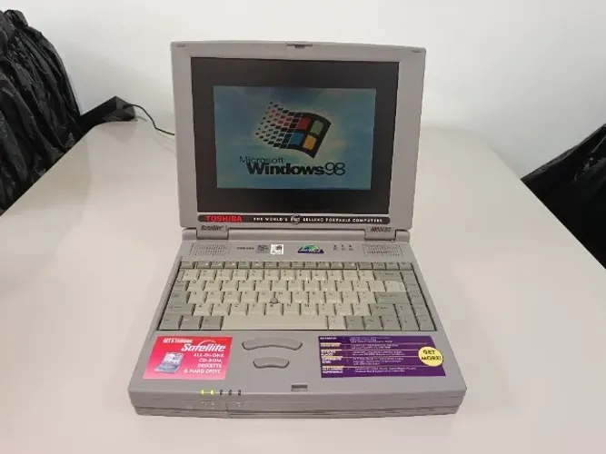 Notebook Toshiba Satellite 4000CDT Pentium 2 com Yamaha OPL
