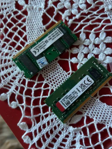 Duas memórias kingston de 16 gb cada totalizando 32gb
