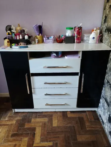 Cômoda de roupa usada
