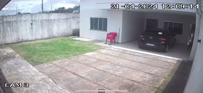 Aluga-se casa, 3 quartos, sendo 1 suíte.