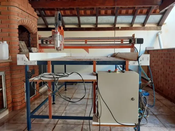 CNC Router com mesa de 2,20 mts. x 1,52 mts.