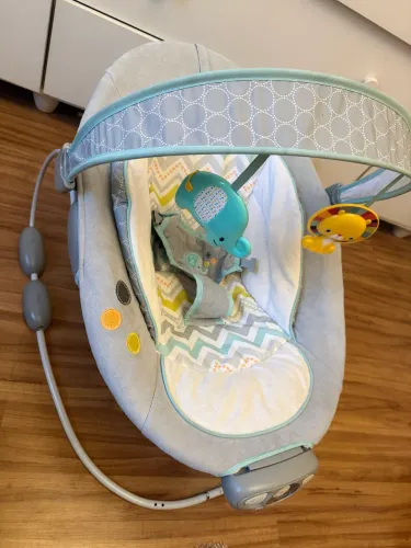 Cadeira de bebê que vibra e toca música