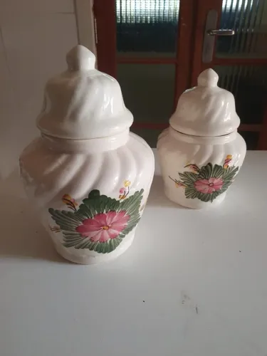 Par de Potes Vintage em Porcelana com Tampa - Pintados à Mão - 28 cm e 23 cm