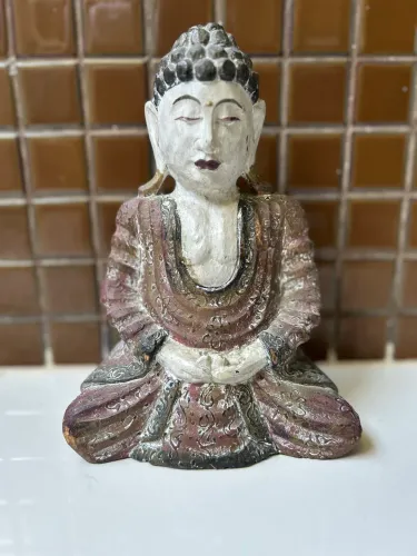 Buda em madeira