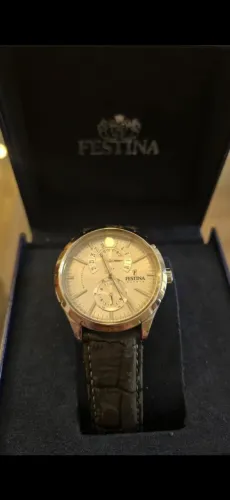 Relógio festina na caixa com documentos