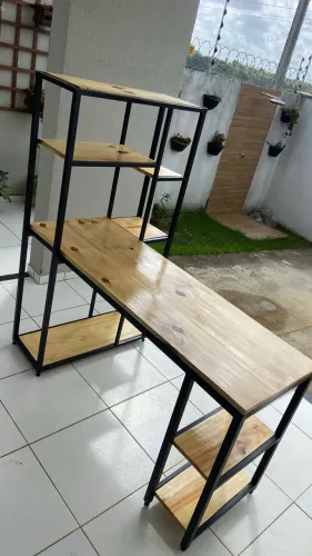 Mesa com estante estilo industrial 