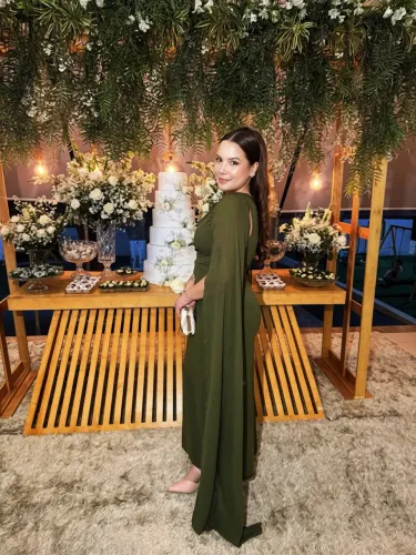 Vestido Feminino Verde - Ombro assimétrico e detalhes despejados